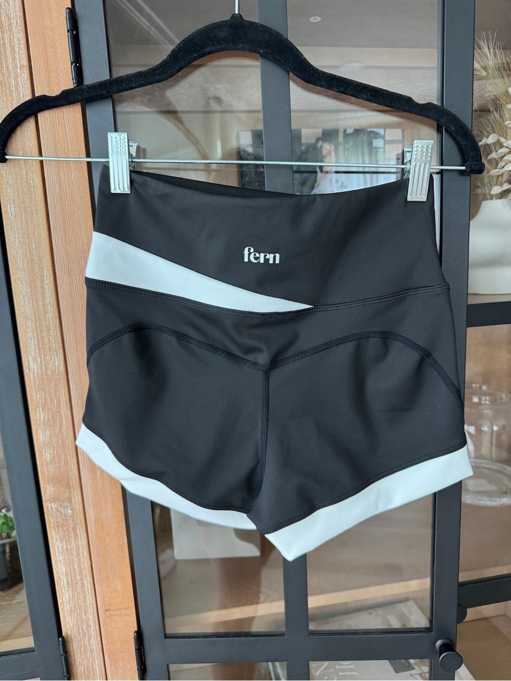 Fern fitness Flow Wrap Over High rise Shorts Shadow criss criss micro contrast - Picture 5 of 6